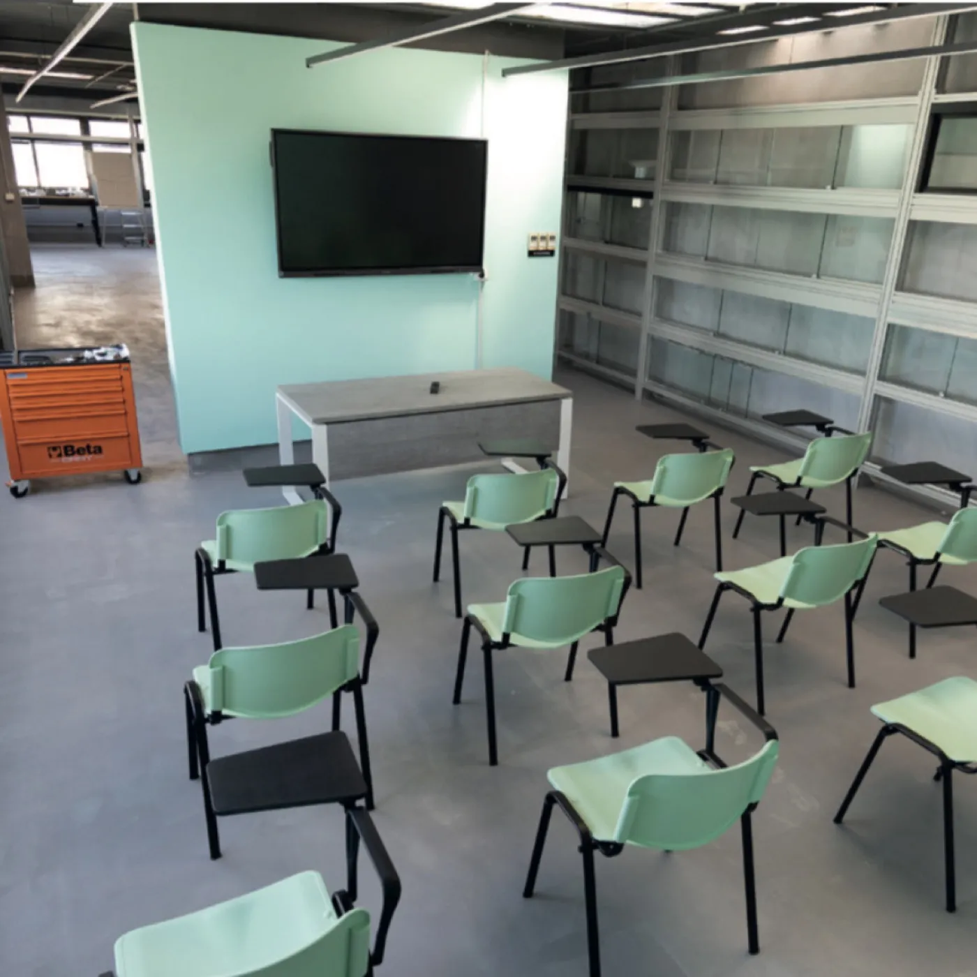 L'aula HD-Emia: i banchi davanti ai sistemi campione e lo schermo per i moduli teorici