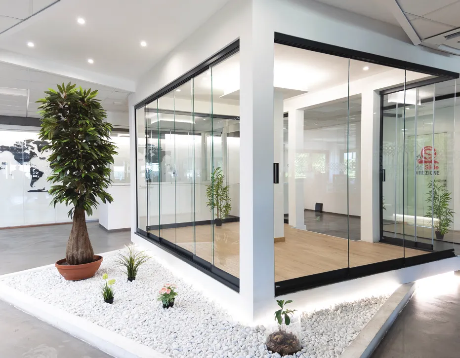 Box vetrato con profili scuri nello showroom MC Slide