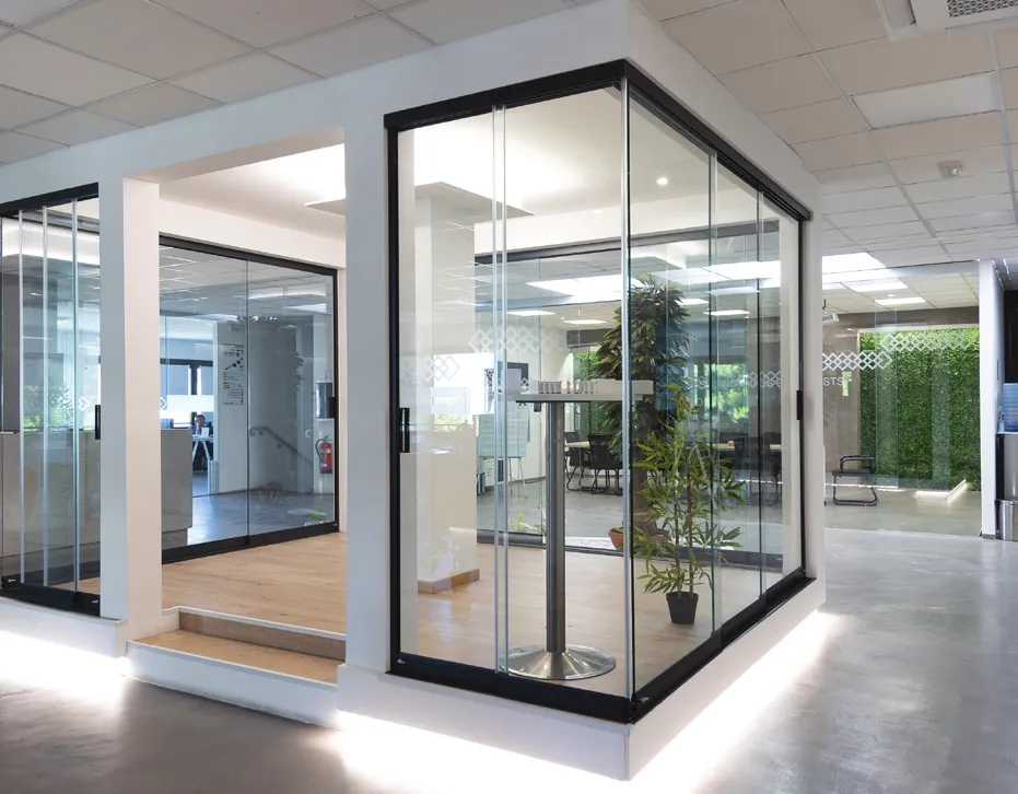 Cabina in vetro con profili chiari esposta nello showroom