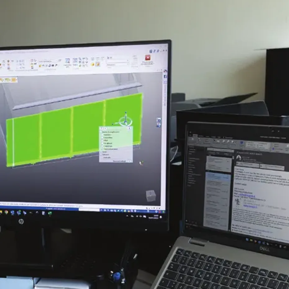 Modello 3D di una vetrata scorrevole sul monitor dell’ufficio tecnico
