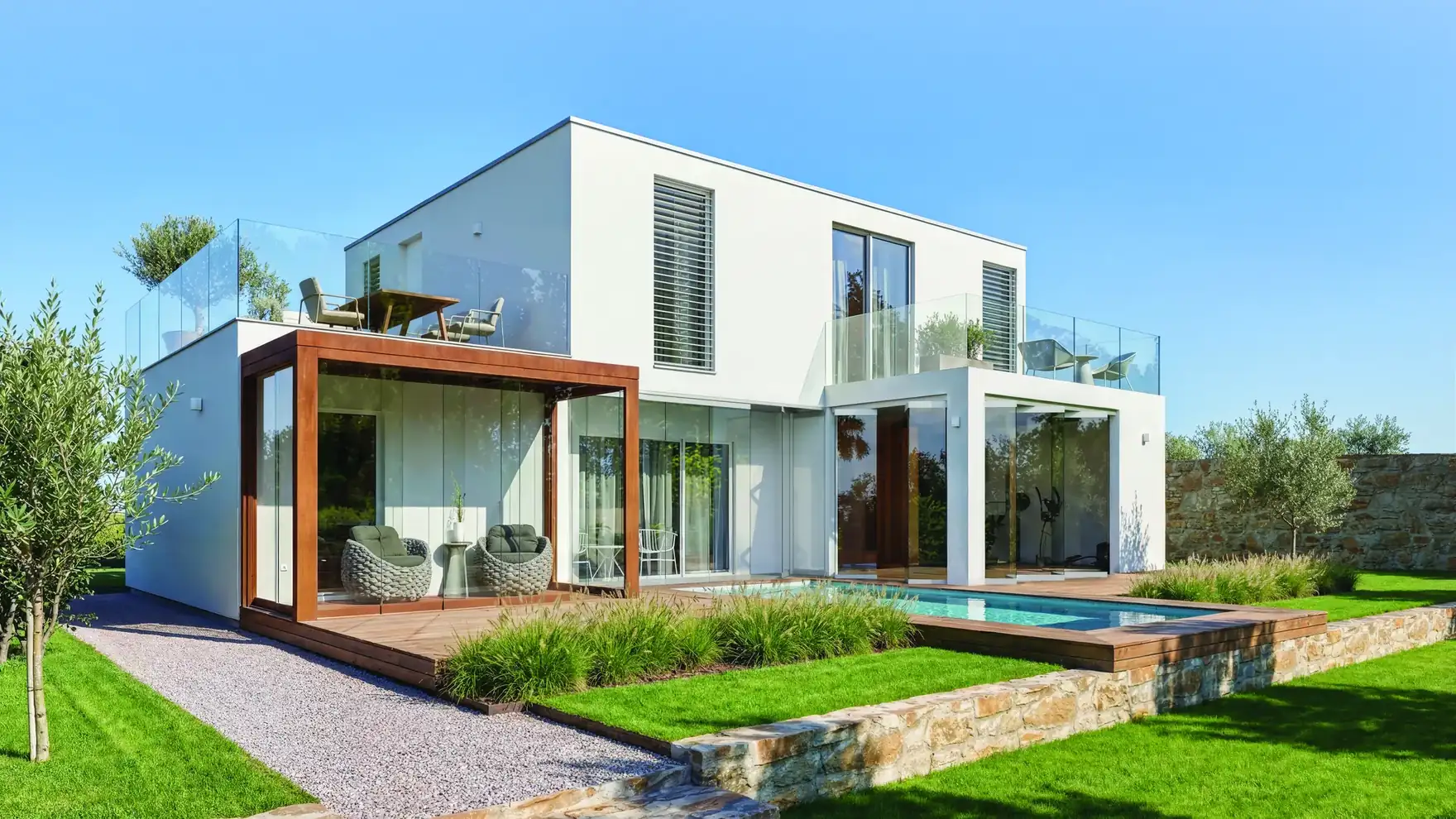 Villa con vetrate scorrevoli MC Slide sulla veranda e piscina nel giardino