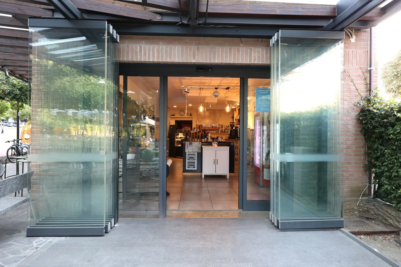 Ingresso di un locale chiuso con vetrate a libro Folding