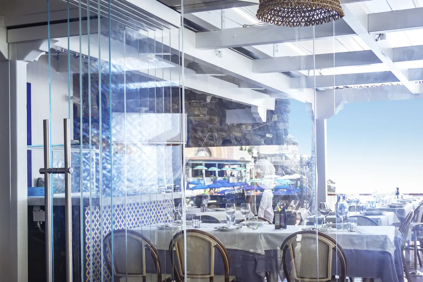 Sala ristorante affacciata sul verde con vetrate scorrevoli Parking