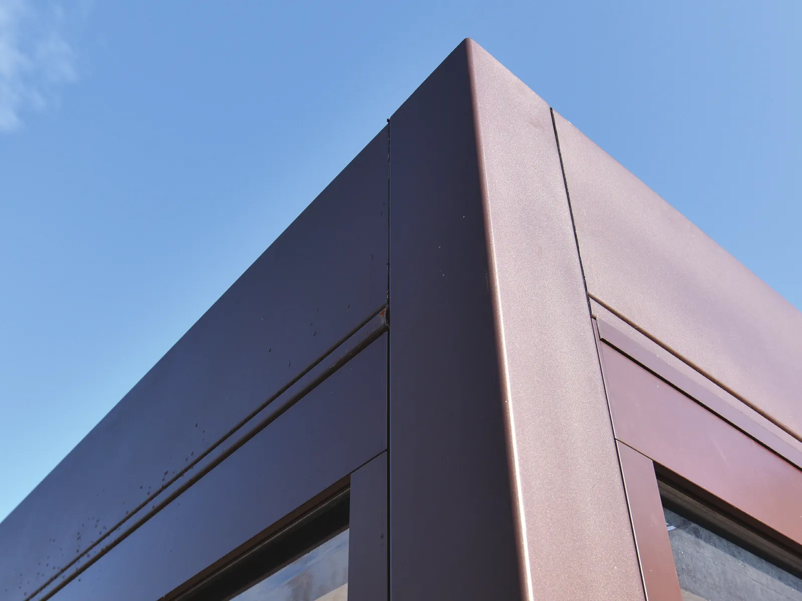 Spigolo della struttura con i profili superiori di Sliding Floor contro il cielo