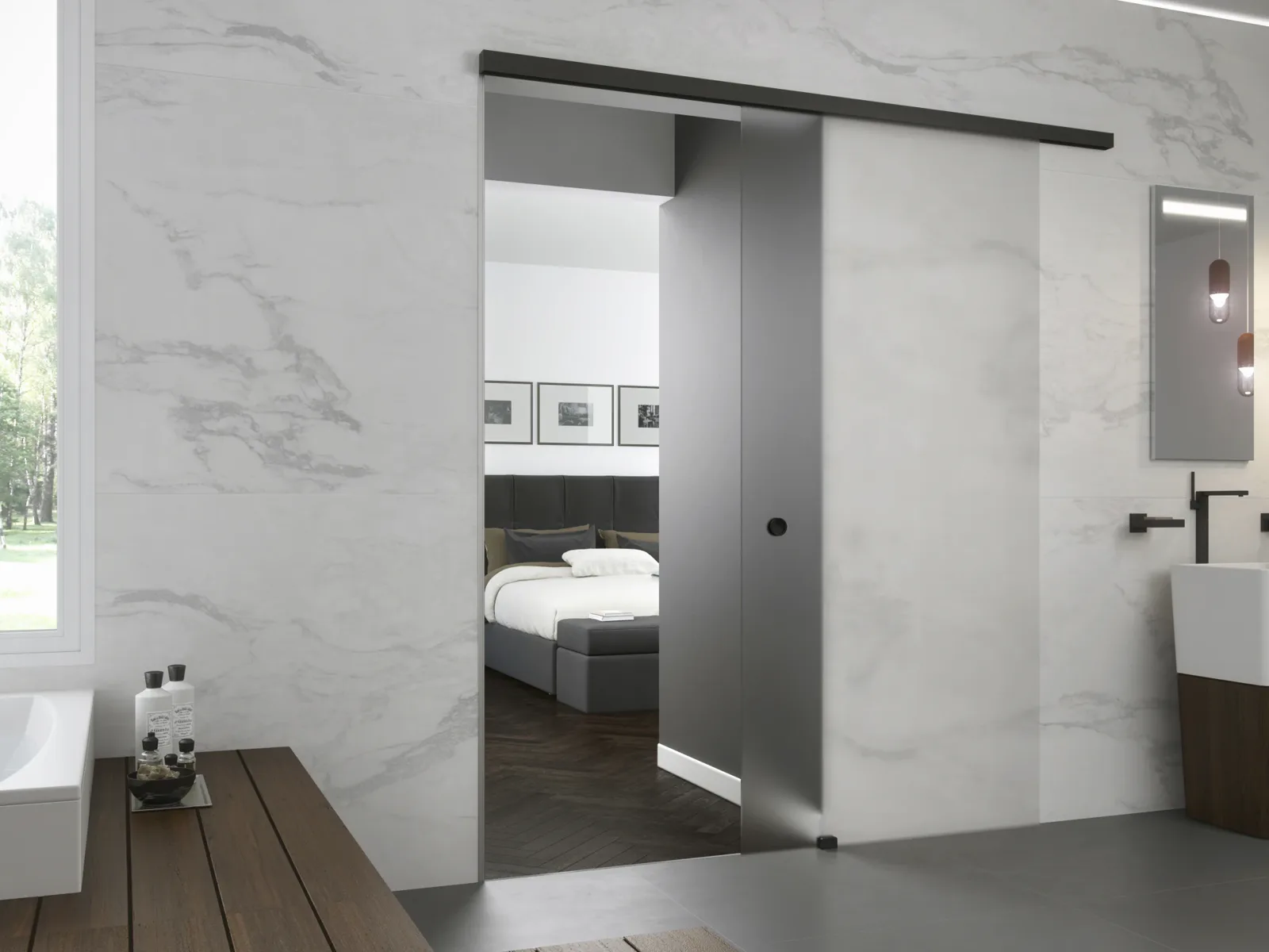 Frontal in vetro fumé chiude il bagno di una camera con pareti in marmo