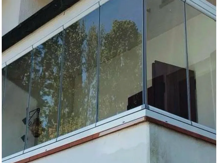 Loggia chiusa con Libra, con gli alberi riflessi nei vetri