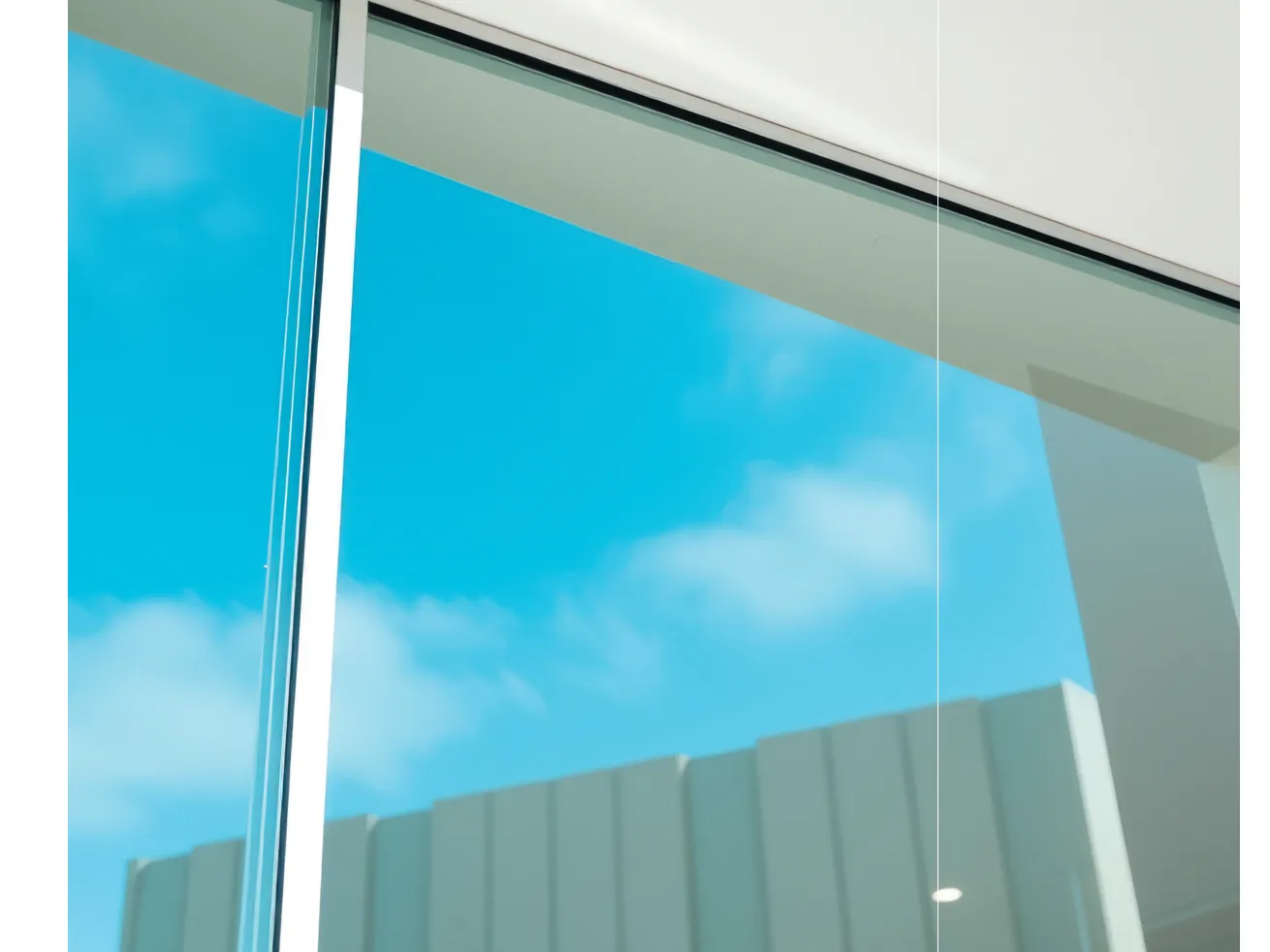Anta Maglev in vetro con il cielo riflesso