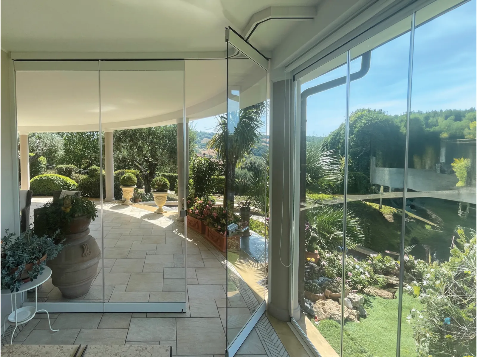 Veranda chiusa con Parking, con il giardino oltre i vetri