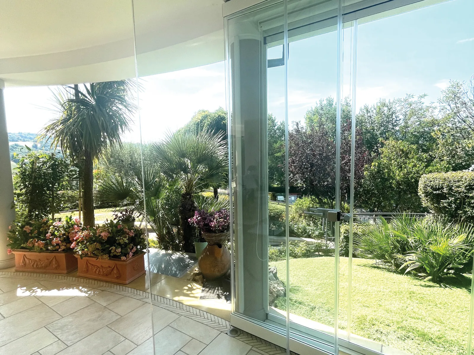 Vetrata Parking aperta su un giardino con palme
