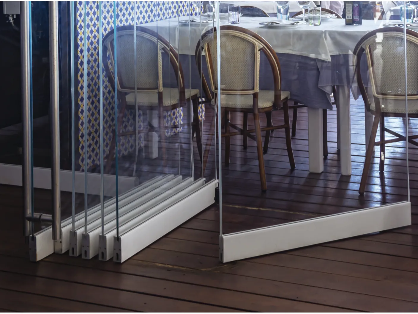Ante Parking raccolte nella baia di parcheggio di una sala ristorante