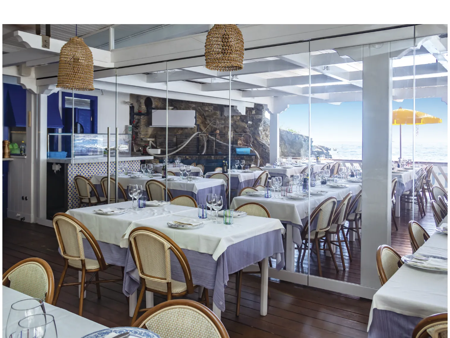 Sala ristorante chiusa con Parking, con la vista oltre i vetri