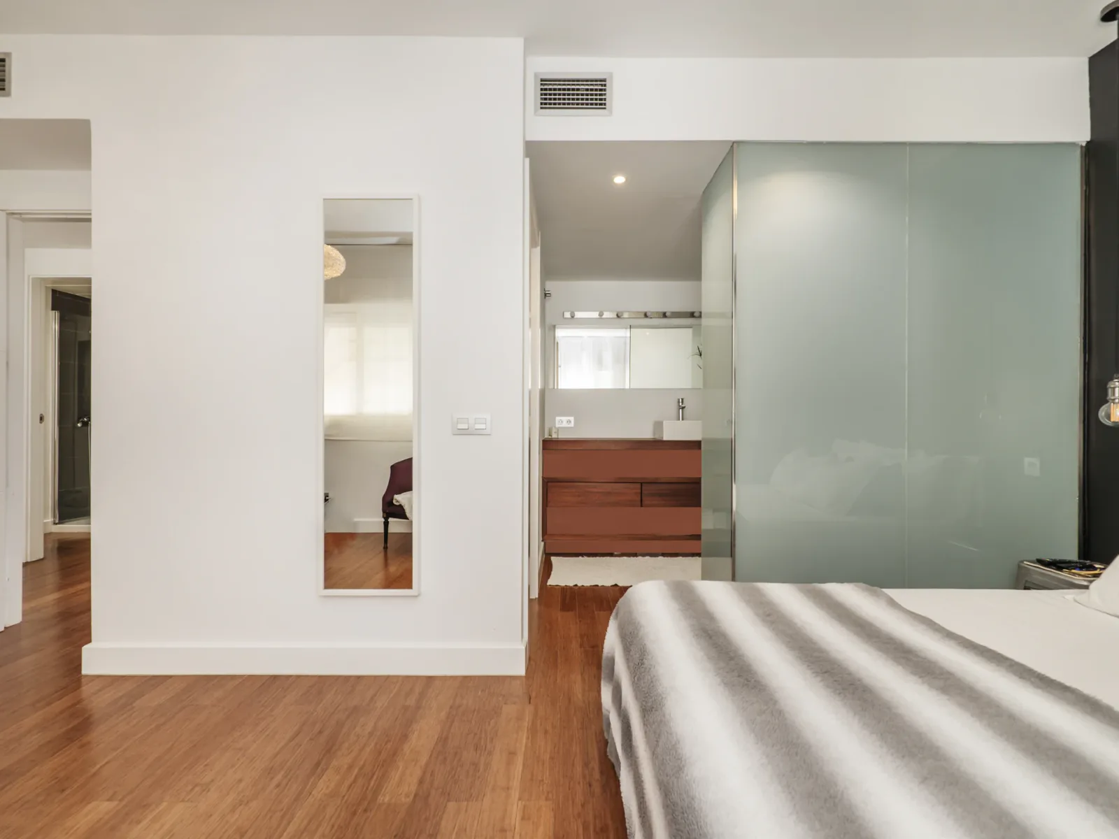 Sky chiude il bagno di una camera da letto con un'anta satinata