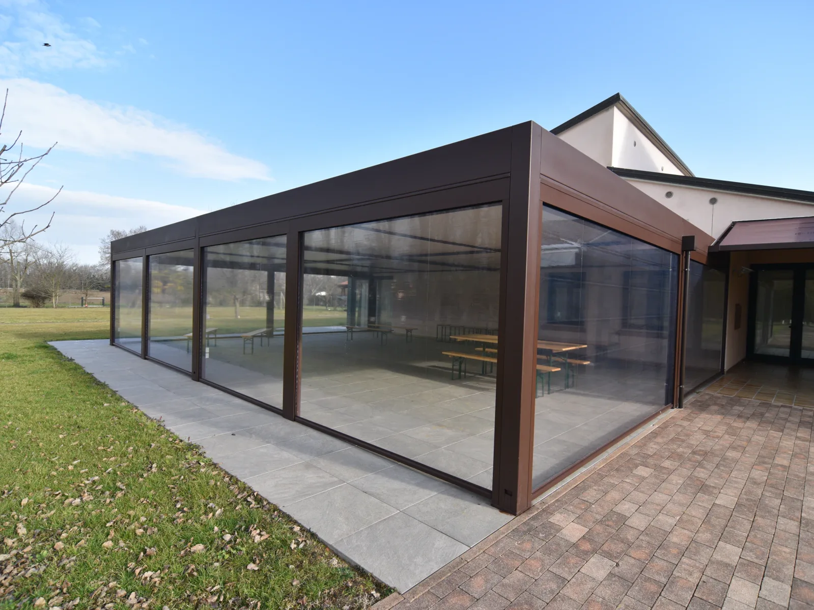 Cantiere Bacco: la struttura Sliding Floor vista dal giardino, ante aperte