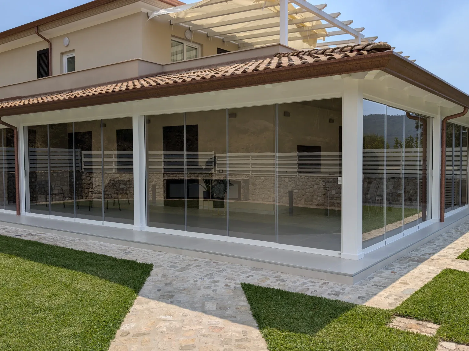 Sliding Floor sul portico di una villa, ante chiuse sui tre lati