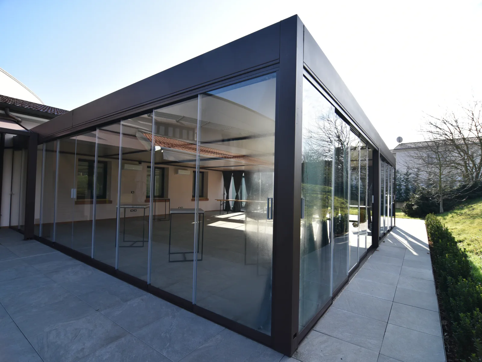 Cantiere Bacco: Sliding Floor con profili bronzo appena montata, tende all'interno