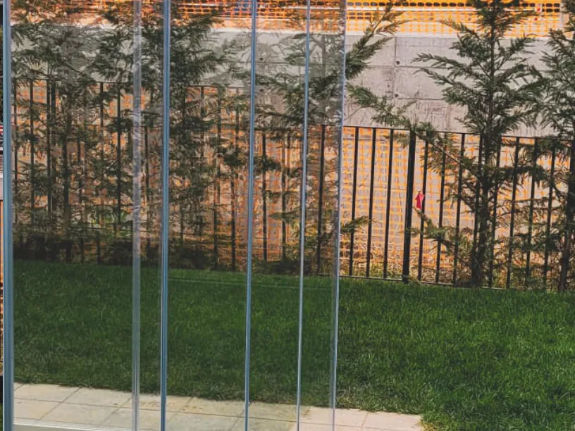 Ante Starglass impacchettate davanti a un giardino